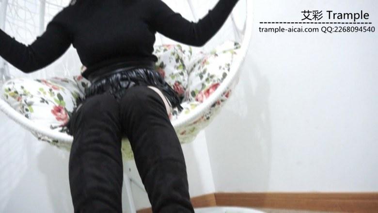 某在校女大学生长靴初次玩踩踏
