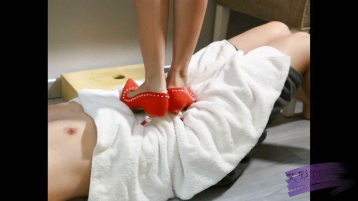 三双高跟踩踏挑逗，全体重单脚踩踏