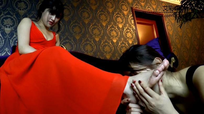 【冰时代】国民偶像丹妮脚下的舔脚母狗