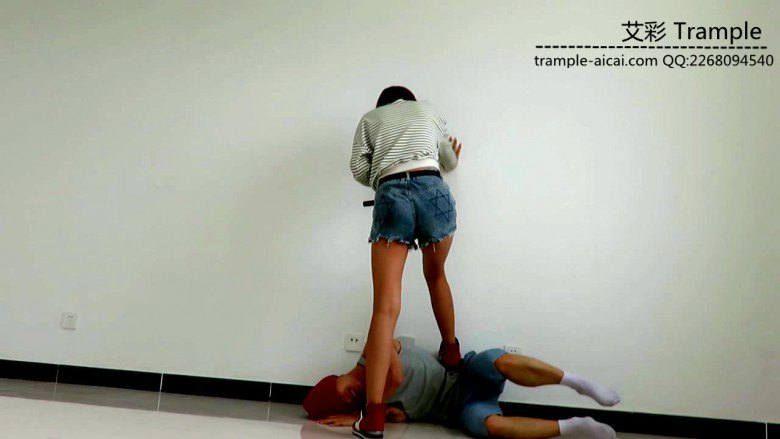 甜美媛媛主暴打小流氓，踢裆，踹肋骨流氓满地打滚！