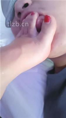 【嗯哼】桌底视角-裸足恋足舔