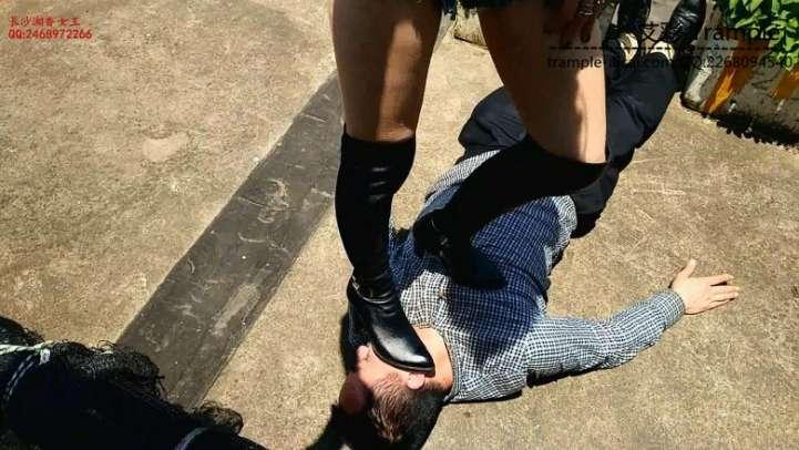 湘香女王长靴户外圣水淋浴贱狗