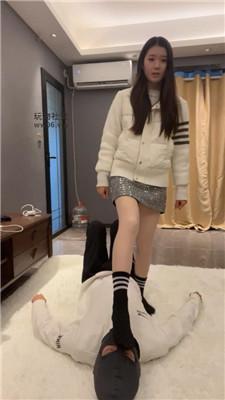 【伊未】素人S-黑棉袜脚蹂躏踩 bf50162