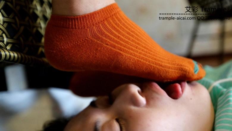 喵学姐第一次面对镜头 舔她棉袜