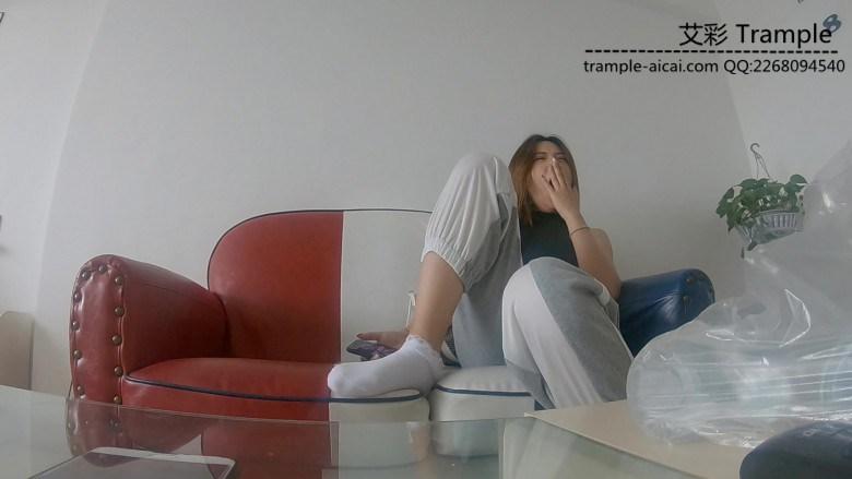 偷拍学姐第五弹 夏天的雪地靴 续