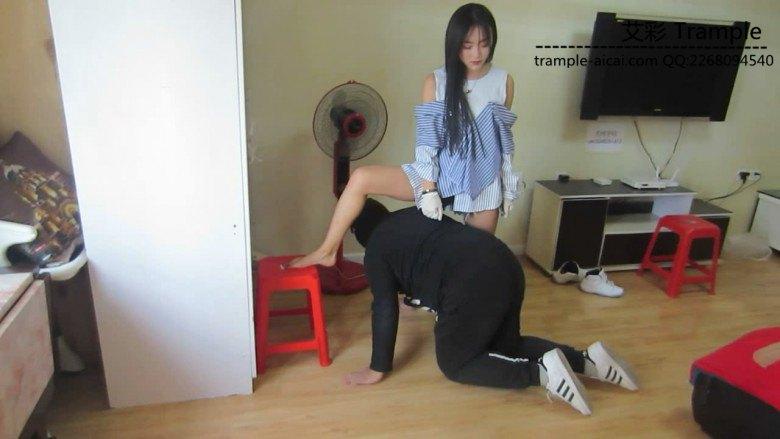 美女丝袜AJ11踩踏耳光遛狗语言羞辱