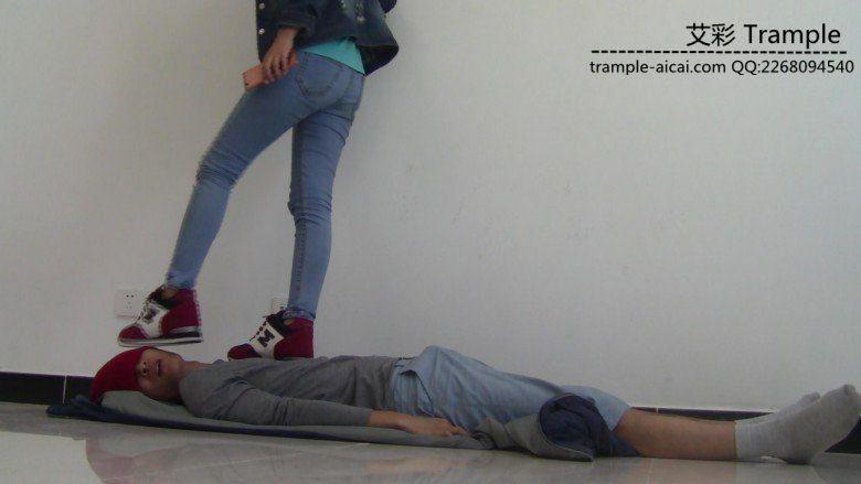 萌主运动鞋践踏贱狗30多分钟！