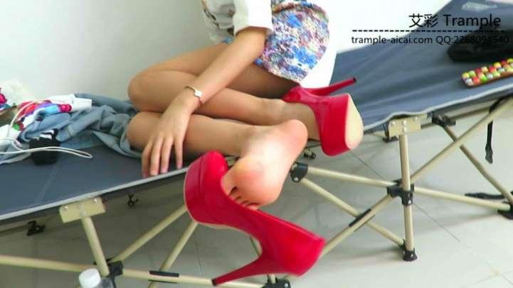 00后天使女主高跟裸足踩踹贱狗！