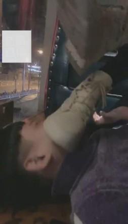 【VIVI】酒吧臭棉袜跺死贱狗