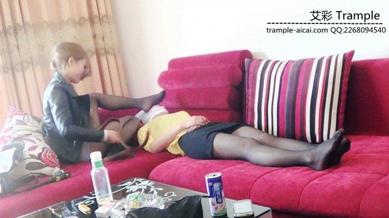 黑冰黑丝脚虐情敌