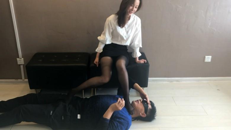 女职员羞辱经理