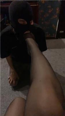 【女生也能很暴力】陪酒小妹黑丝脚踩虐 JS250505-15