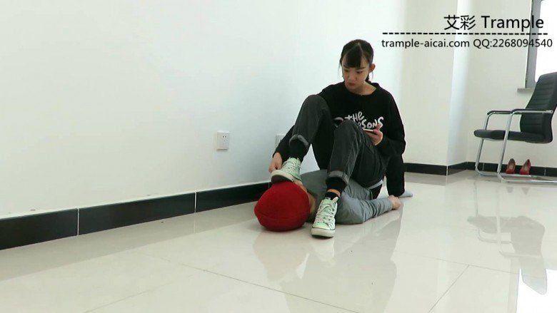 00后天使女主坐在人体家具上玩游戏，舔裸足！