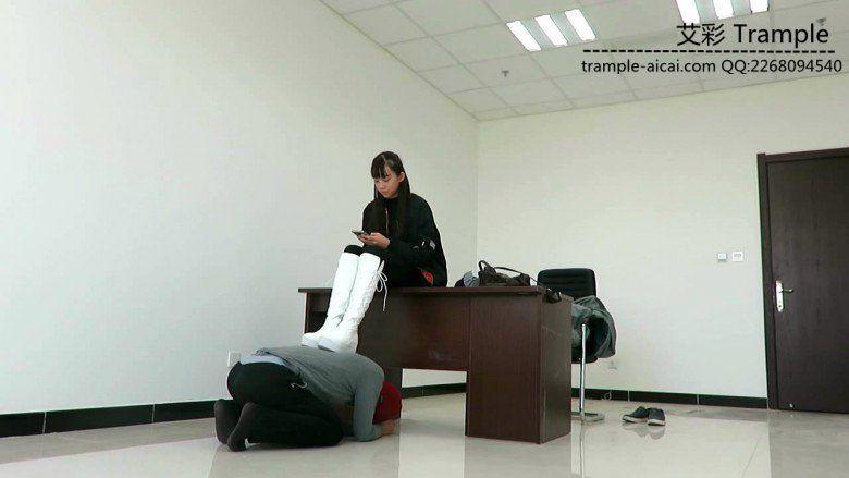 00后天使女主白色长靴骑乘牲畜马来回溜达! 00后天使女主白色长靴骑乘牲畜马来回溜达!