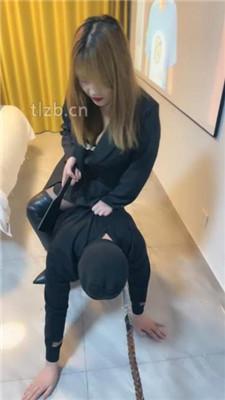 【戚戚情侣】狗舌头清理长靴/狗链拴狗/黑丝裸足狂舔