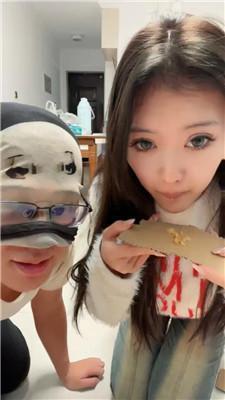 【锅盖子】脏鞋脚下喂食羞辱【下】 bf49063