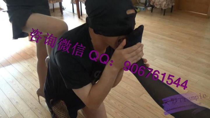 3s脚踩西瓜贱奴舔食羞辱至极