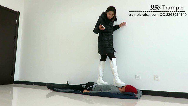 甜美媛媛女主白靴子踩踏全身！