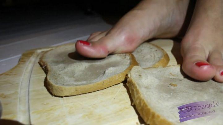 ）性感高跟玉足踩方包，包子混合着脚和鞋底的香气一定问道很好
