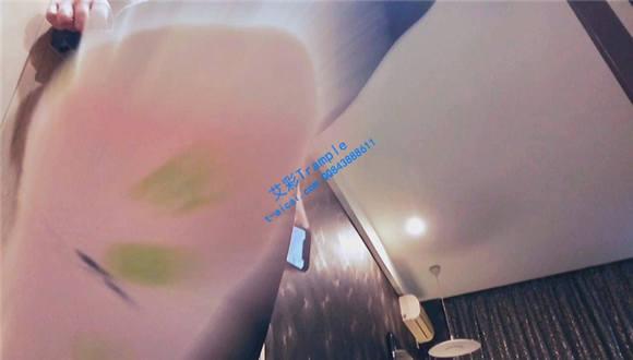 想不想钻进我穿了半个月的臭袜子里面