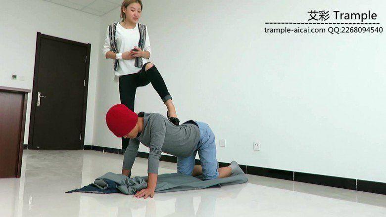 冰冰女主跨步羞辱骑乘贱狗！