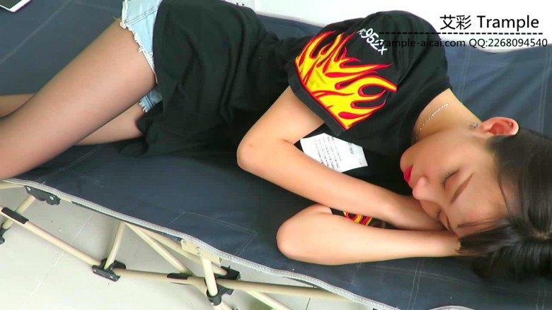 跪舔00后女主熟睡中的黑丝高跟对高跟膜拜！