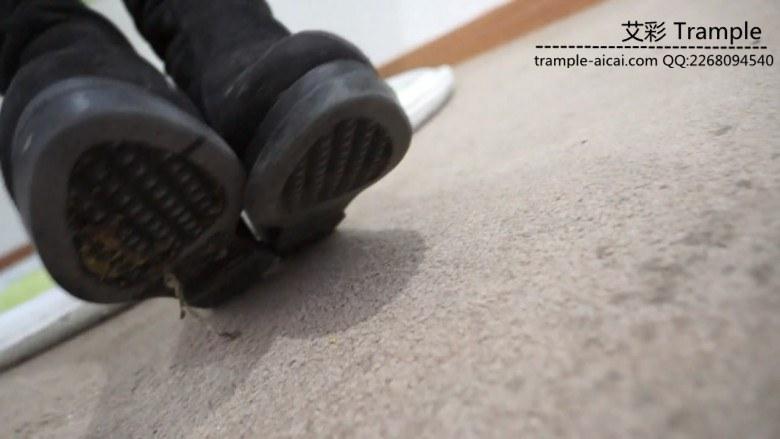 某在校女大学生长靴初次玩踩踏