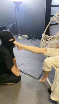 【冰诺】掐乳/舔高跟裸足/插嘴