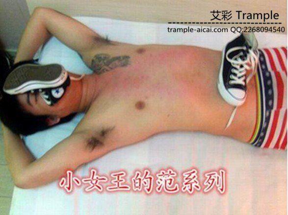 俩位女生棉袜脚下的真实暴力