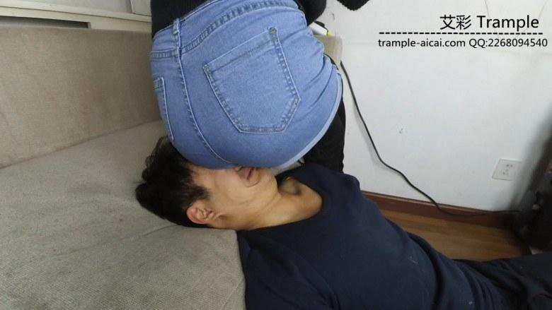 90妹子黑丝牛仔短裤坐脸