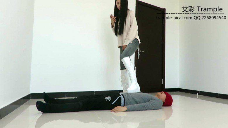 漂亮老师天依女主坐踩重剁羞辱调教贱狗！