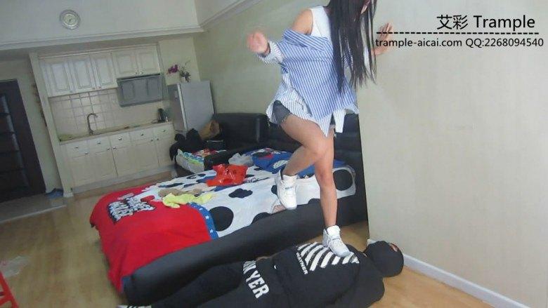 美女丝袜AJ11踩踏耳光遛狗语言羞辱