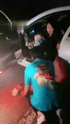 【调教视频】【小欣欣】户外-车外舔脚/掐乳/喂口水