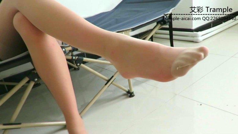 00后天使女主肉丝踩头踏步踩下体！