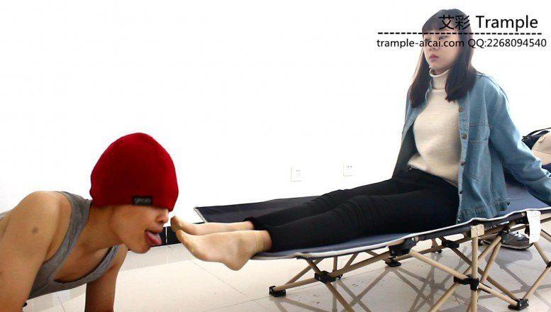 跪舔00后天使女主短肉丝！