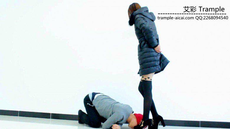 闻舔甜美媛媛女主性感高跟，女主高跟遛狗！