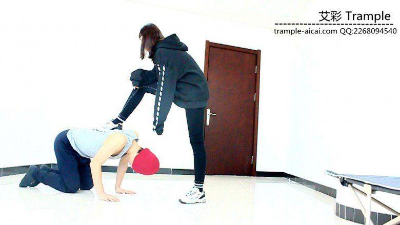 00后天使女主踢裆暴打贱狗逼迫其钻跨踩头羞辱！