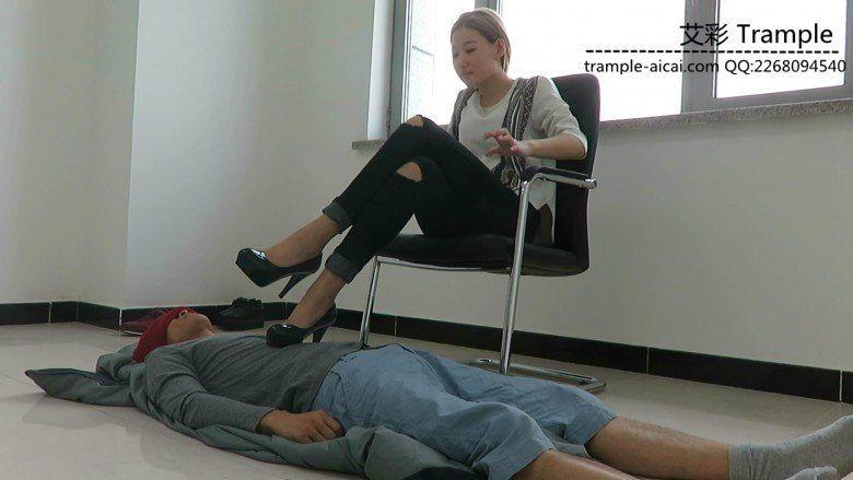 冰冰女主黑高跟羞辱脚踏垫！