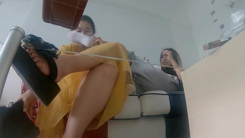 偷拍学姐第四弹 刺激的来了 夏天的雪地靴