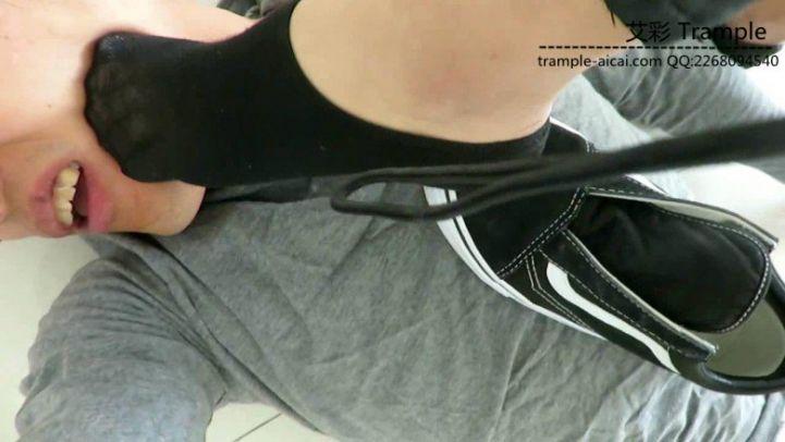 媛媛女主骑乘，踢裆、船袜踩脸！