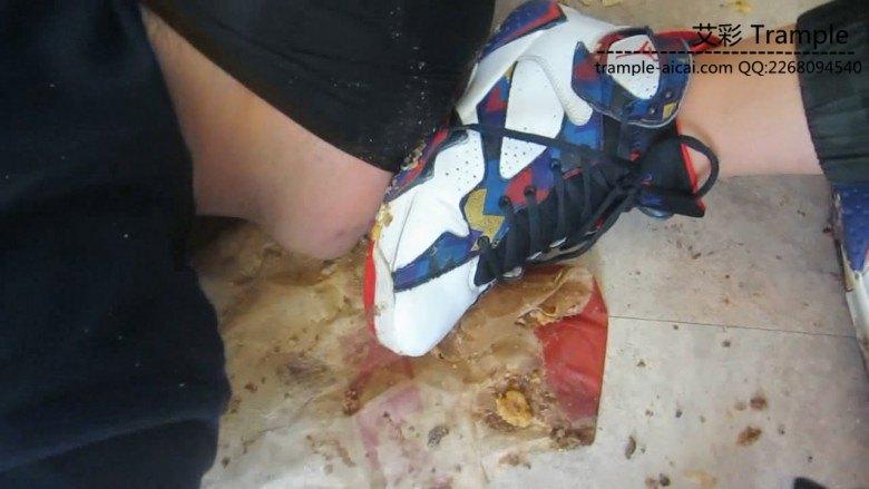 篮球长腿美女aj脏篮球鞋踩踏喂食语言羞辱 篮球长腿美女aj脏篮球鞋踩踏喂食语言羞辱