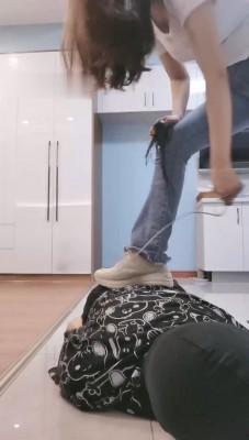 【调教视频】【紫琳女神】运动鞋踩踏/数据线抽/封嘴/全包窒息