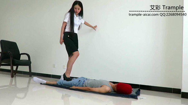 老师天依女主高跟踩贱狗！