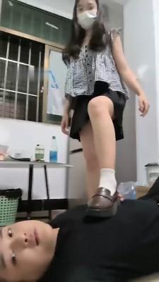 【调教视频】【小樱桃】学生主-皮鞋白袜踩/骑脖舔脚舔白袜【双视角版】
