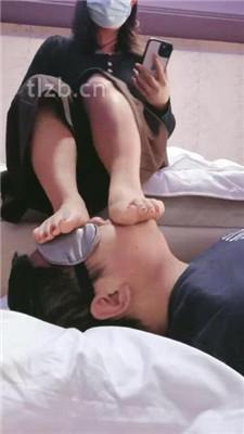 【嗯哼】桌底视角-裸足恋足舔