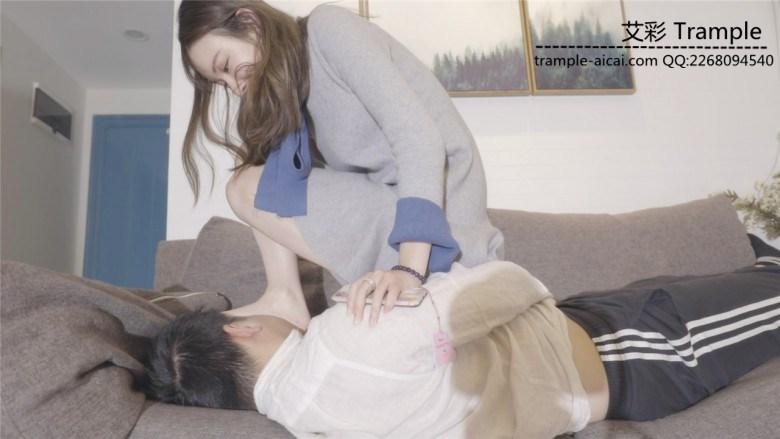 小美女沙发踩头蹬脸