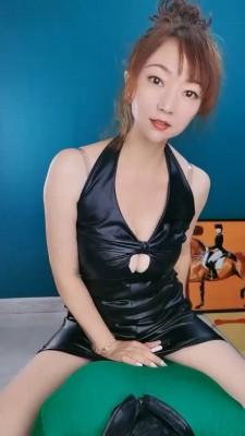 【调教视频】【魔鬼天使】伺候主人下班-咀嚼嘴洗丝袜/骑马