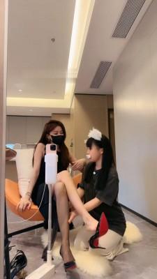 【美美子】可爱母畜-丝袜塞嘴/黑丝脚喂雪糕/藤条抽/吃白棉袜