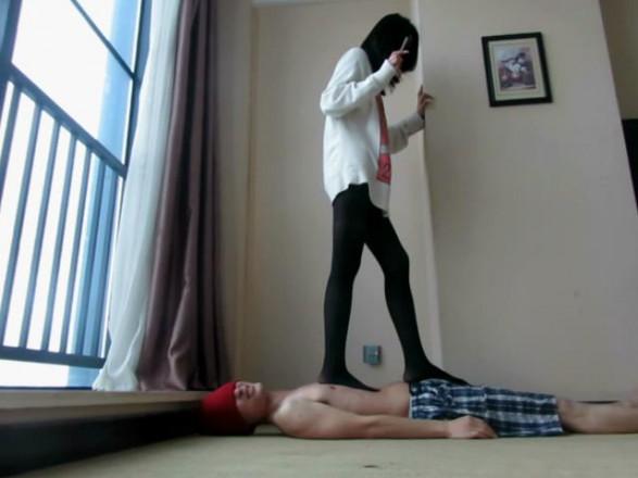 【甜美媛主】黑丝插气管全体重踩头！