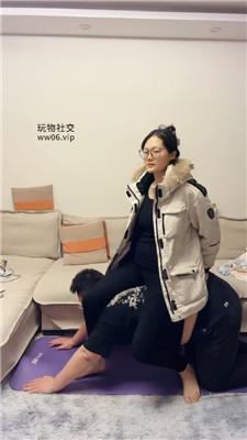 【埋汰】风衣女神骑马虐脚下奴【上】 bf49673